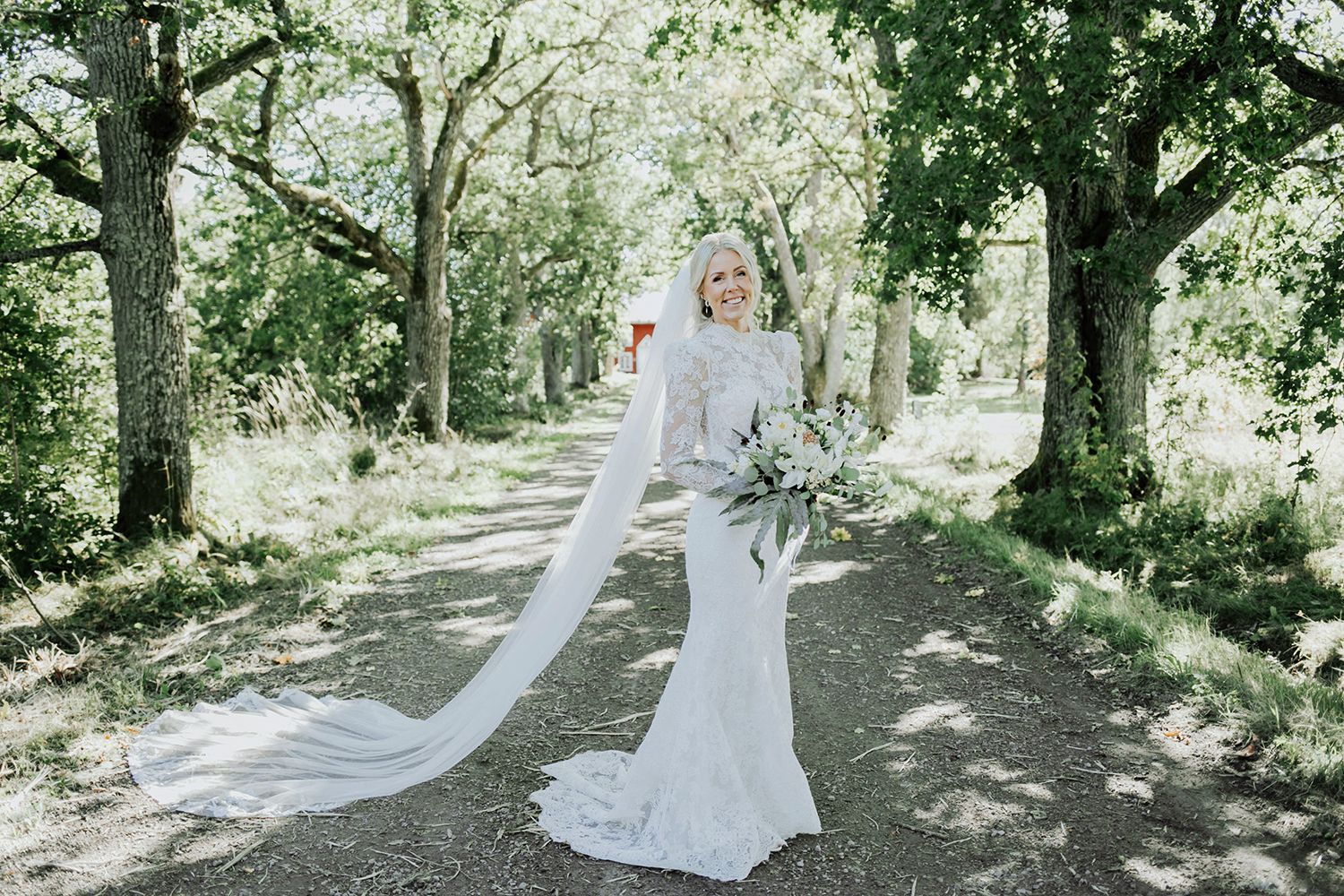 Bröllop på Dömle Herrgård. Sommarbröllop Louise och Viktor. bröllopsfotograf Rebecca Nordin, Karlstad. Brudporträtt.