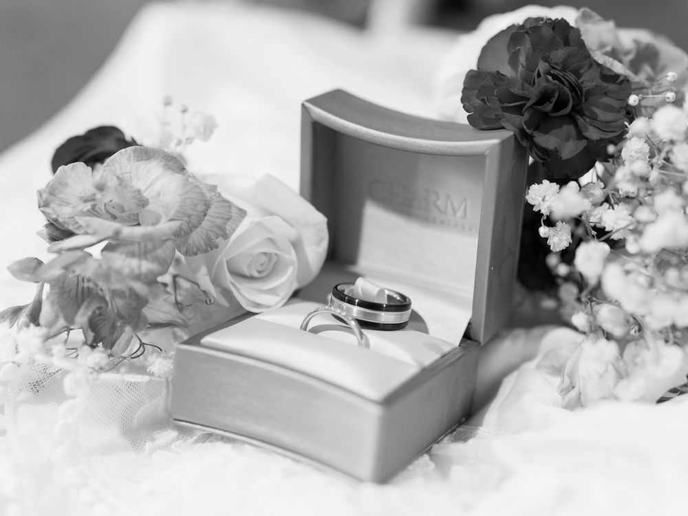 Detail picture of wedding bands during a Toronto wedding session