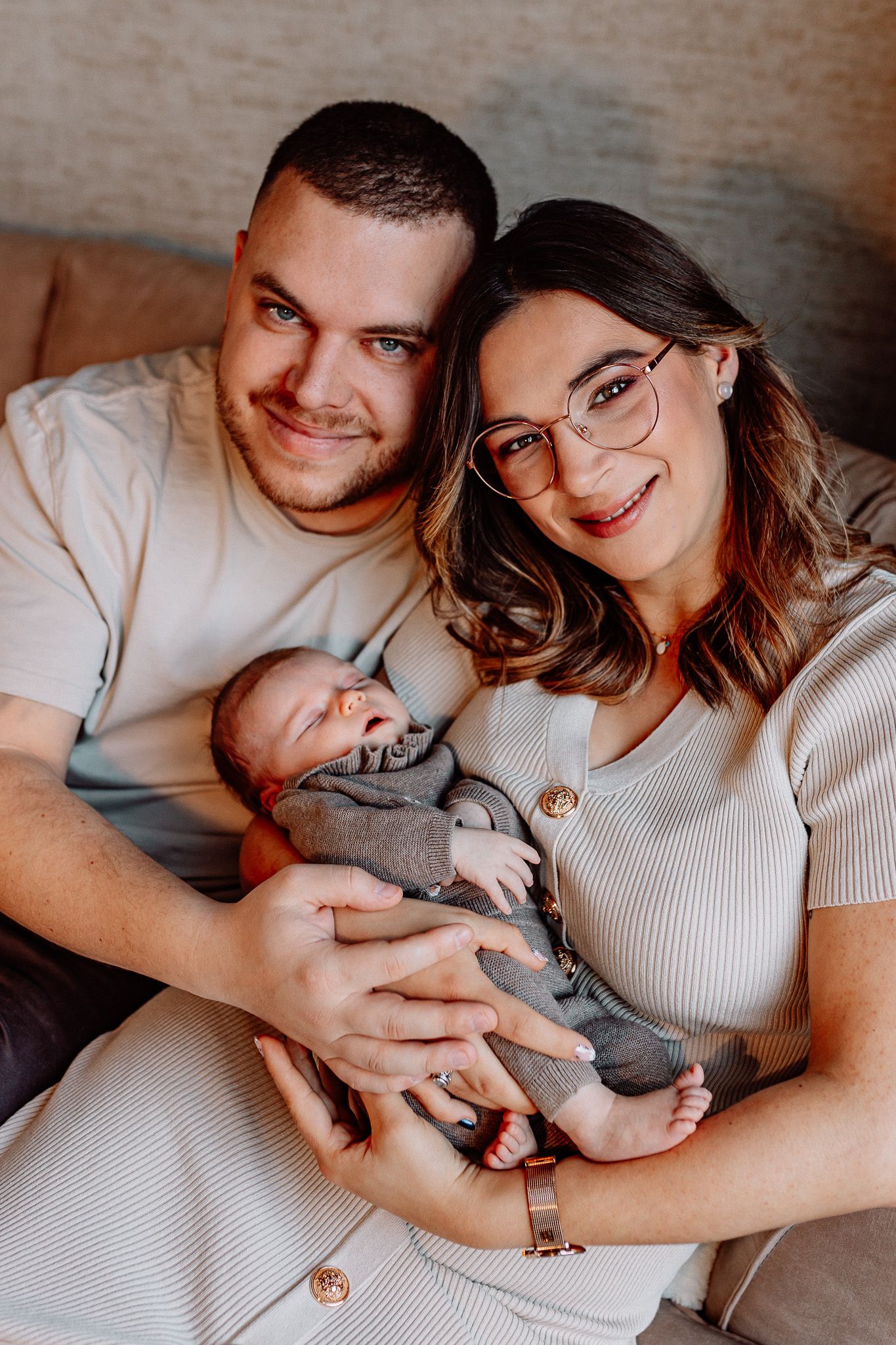 Newborn lifestyle fotografie met ouders in Terneuzen, Zeeland, Oost-Vlaanderen