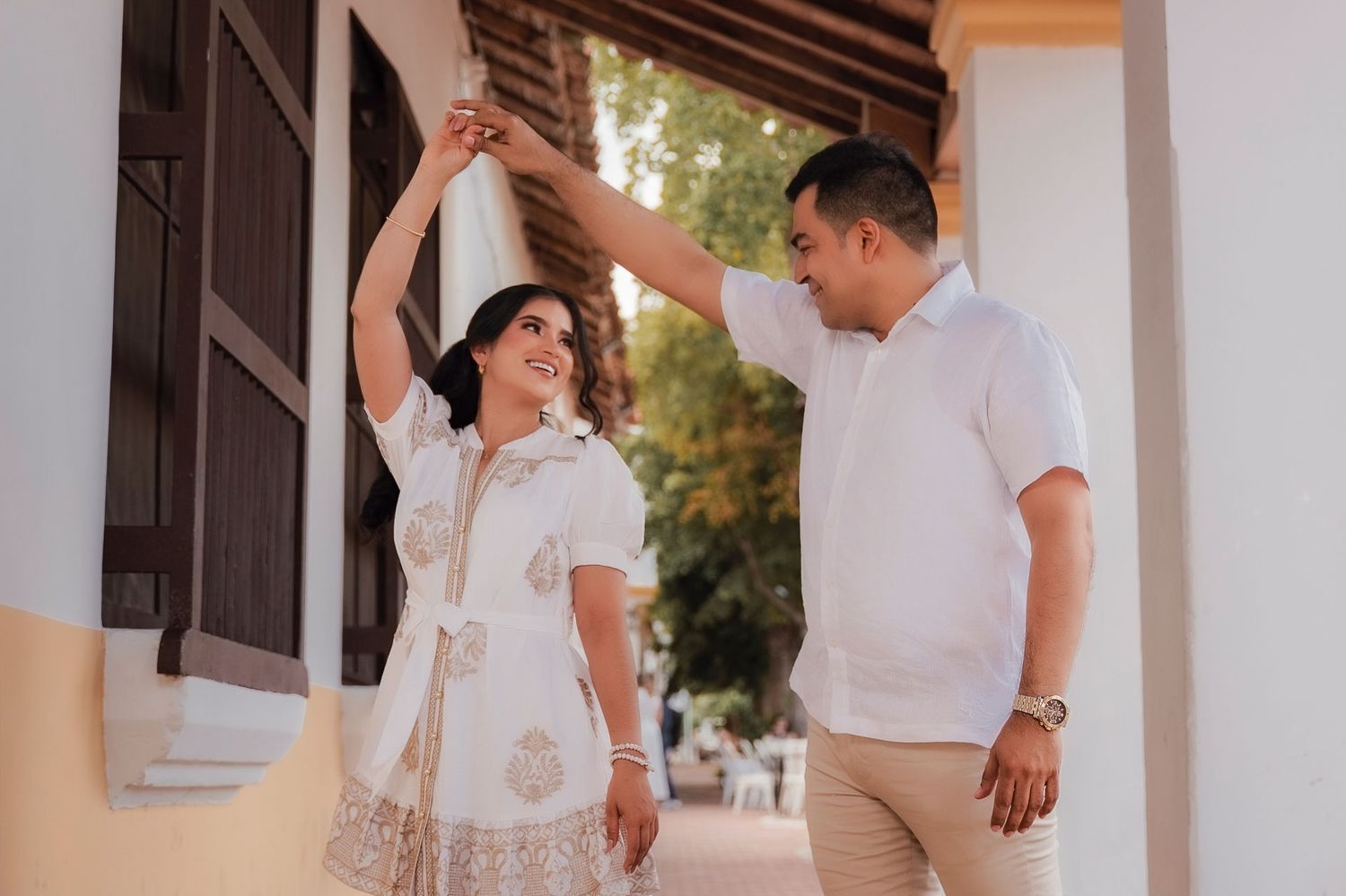 Macro del anillo de compromiso sobre la textura colonial de la Plaza Alfonso López. Detalle editorial de sesión preboda en Valledupar.
