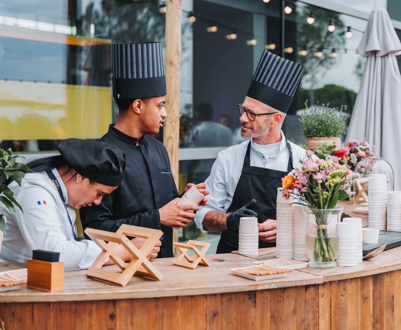 serveur et cuisinier derrière un bar lors d'une soirée d'entreprise