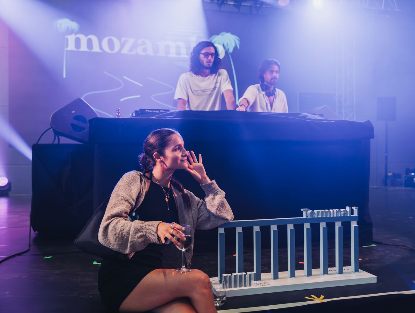 dj passant de la musique lors d'une soirée d'entreprise