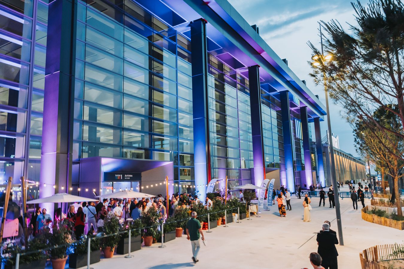 photo extérieur de l'aéroport de Marseille Provence avec des lumières bleus sur la façade