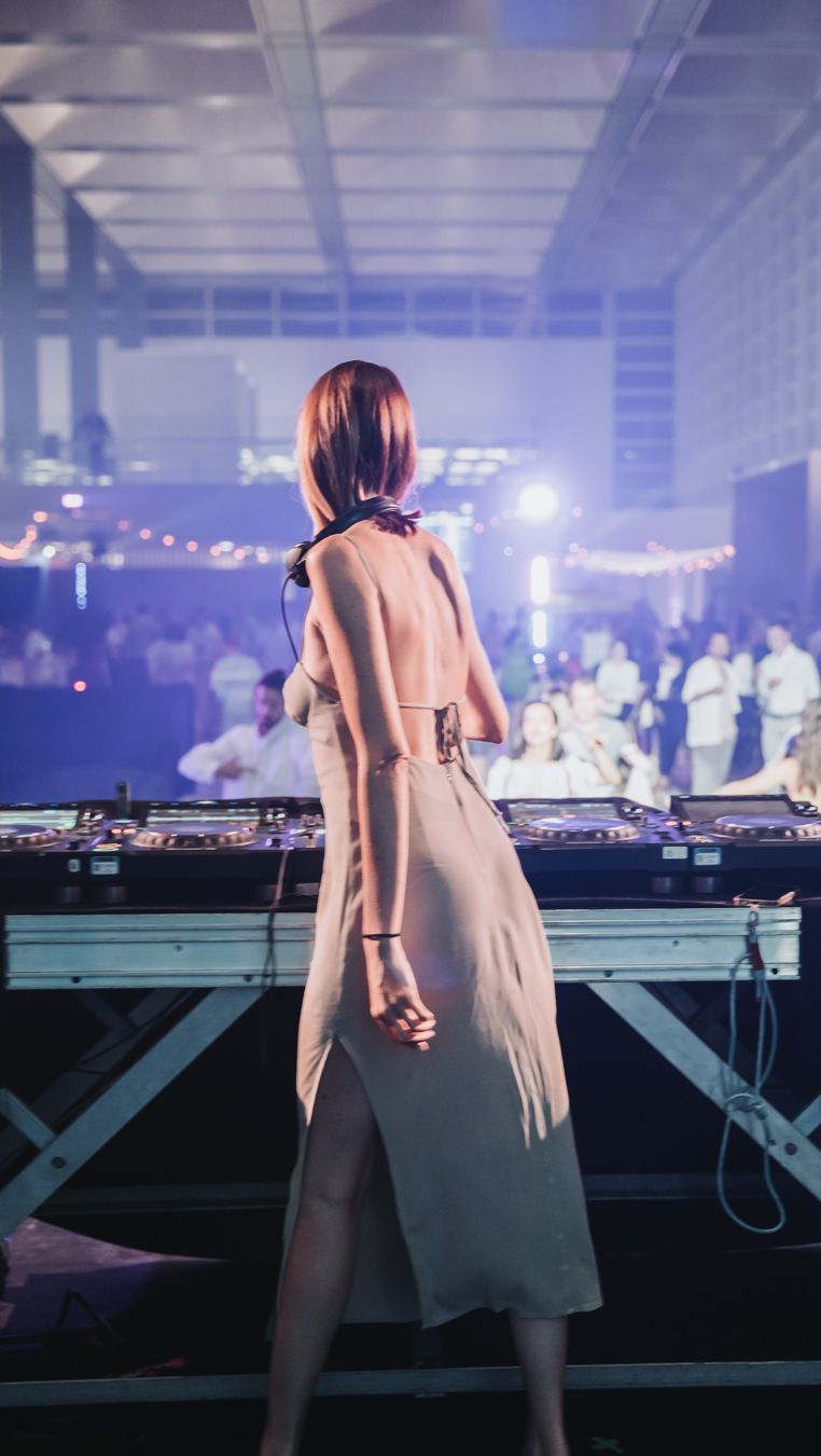 photo de dos d'une femme passant de la musique lors d'une soirée d'entreprise