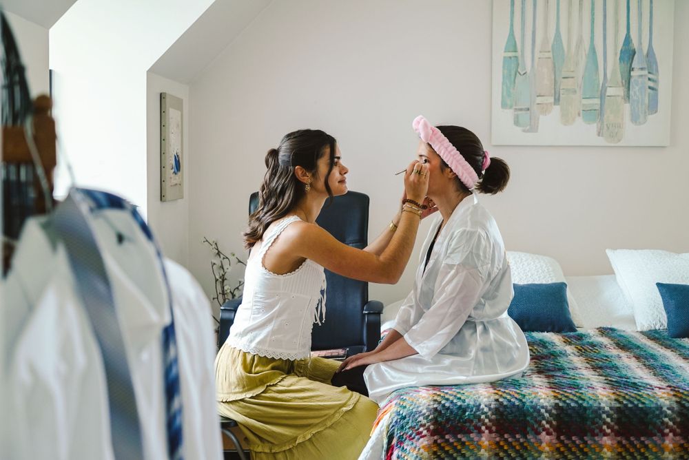Photo de mariage, préparation de la mariée, par Chloé Cabanes