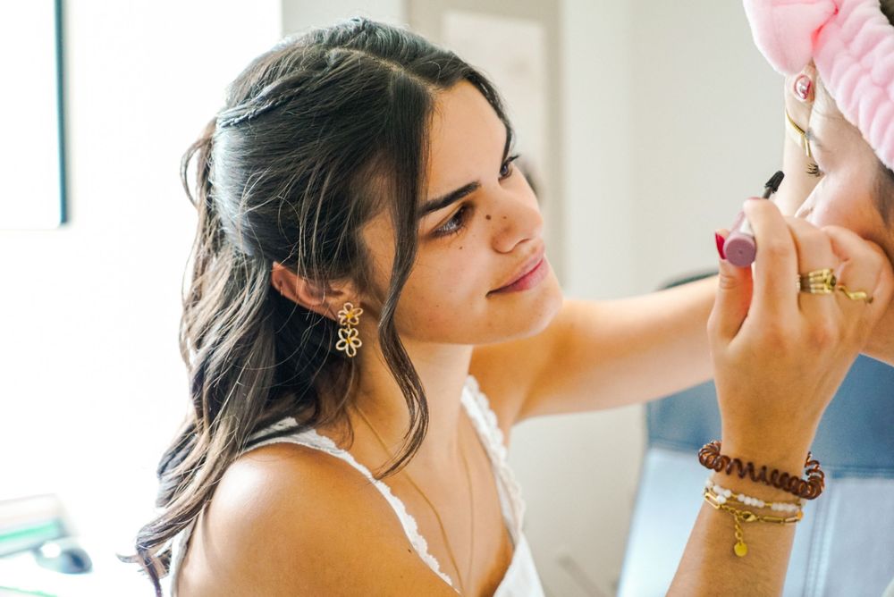 Photo de mariage, préparation de la mariée, par Chloé Cabanes