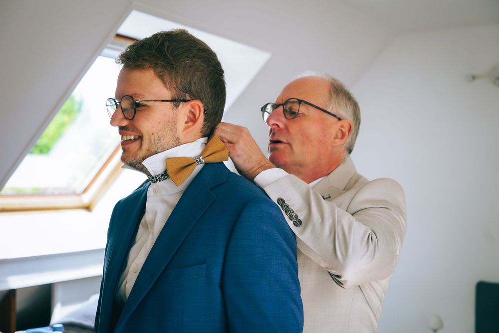 Photo de mariage, préparation du marié, par Chloé Cabanes