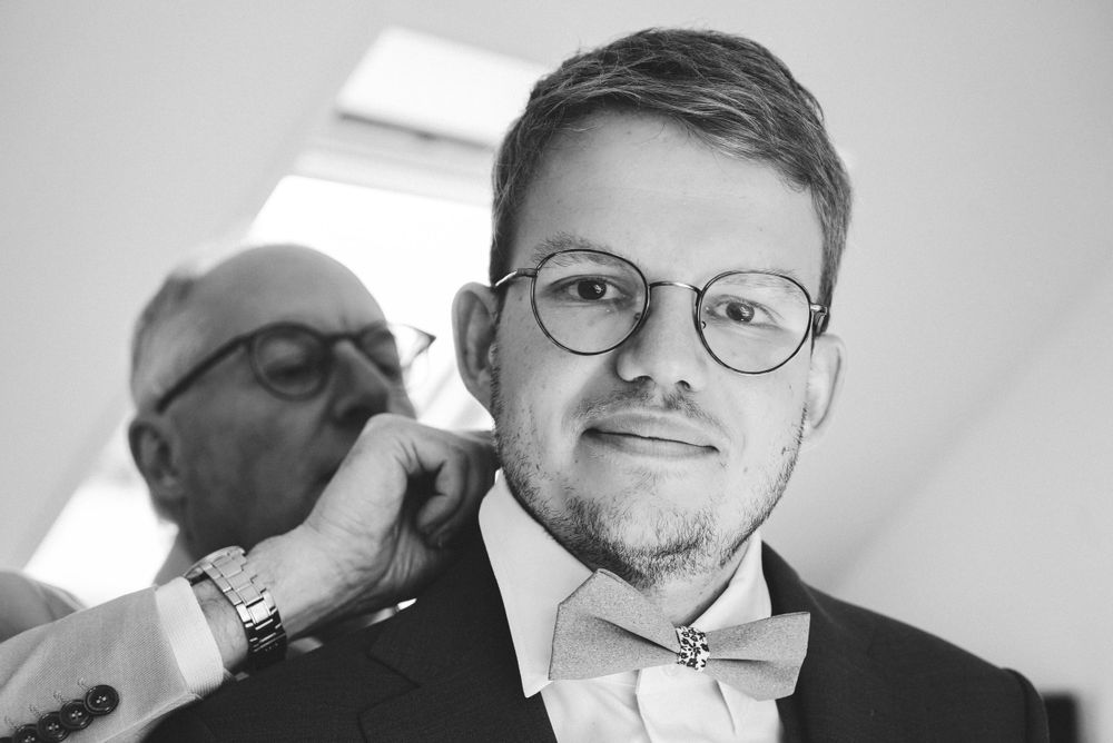 Photo de mariage, préparation du marié, par Chloé Cabanes