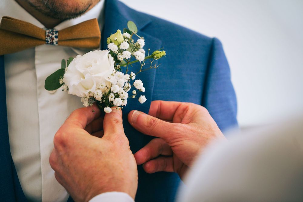 Photo de mariage, préparation du marié, par Chloé Cabanes