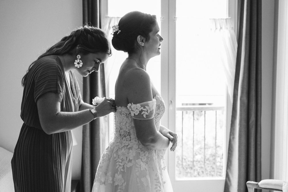 Photo de mariage, préparation de la mariée, par Chloé Cabanes