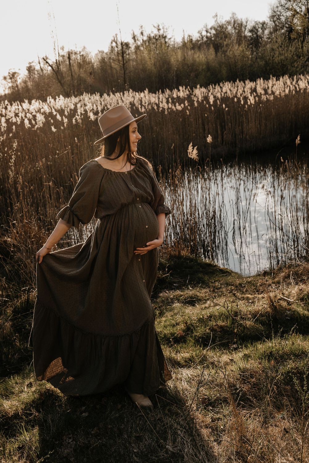 mooiste zwangerschapsfoto's, zwangerschapsfotografie, zwangere buik, romantische fotografie, stijlvolle foto's Limburg, fotografie buiten,