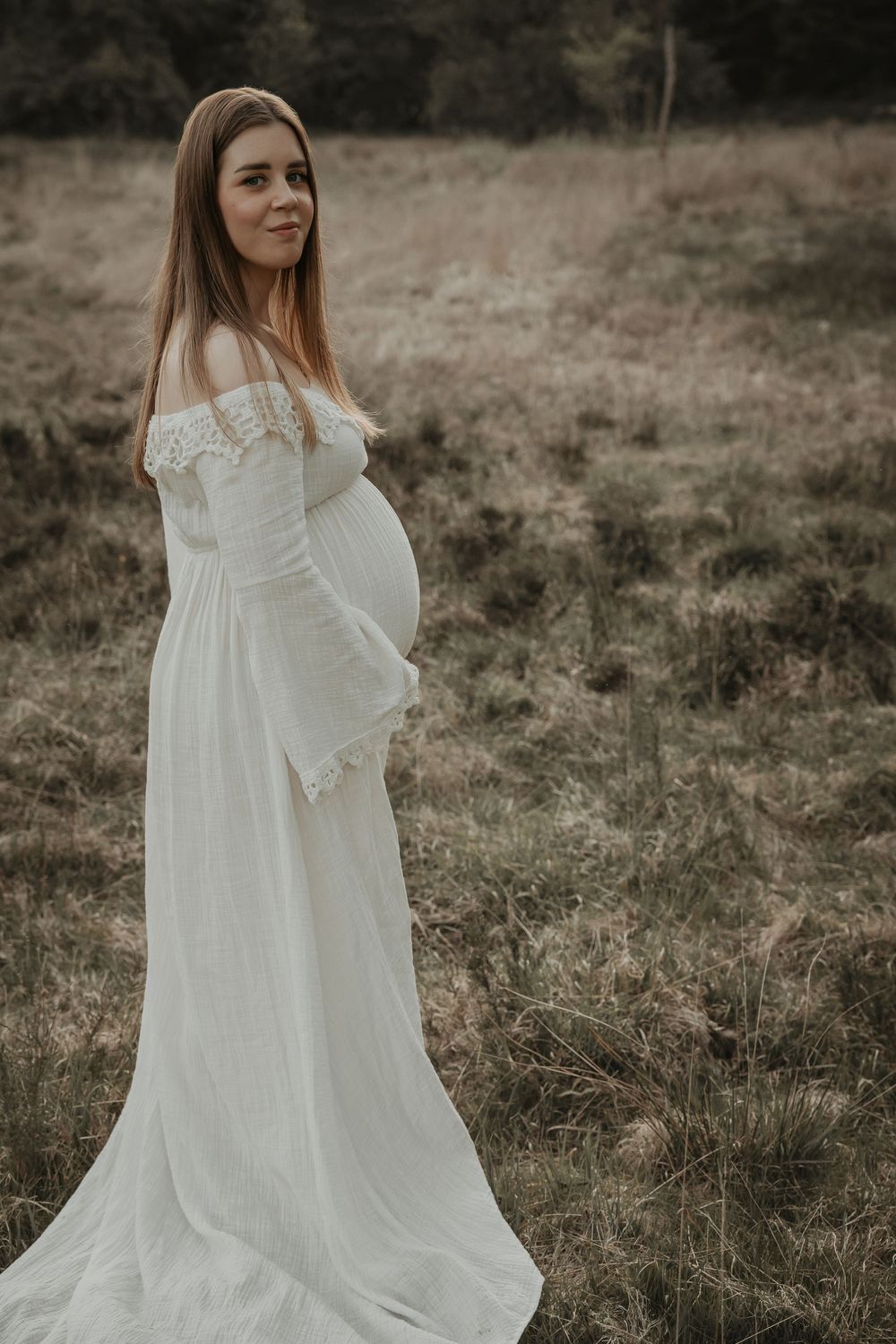mooiste zwangerschapsfoto's, zwangerschapsfotografie, zwangere buik, romantische fotografie, stijlvolle foto's Limburg, fotografie buiten,