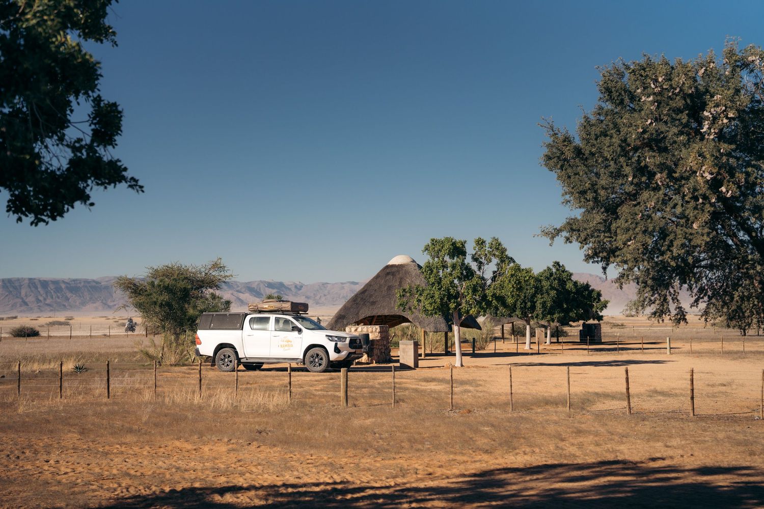camping à solitaire dans le désert du Namib avec un 4x4 avec tente de toit au milieu de la brousse