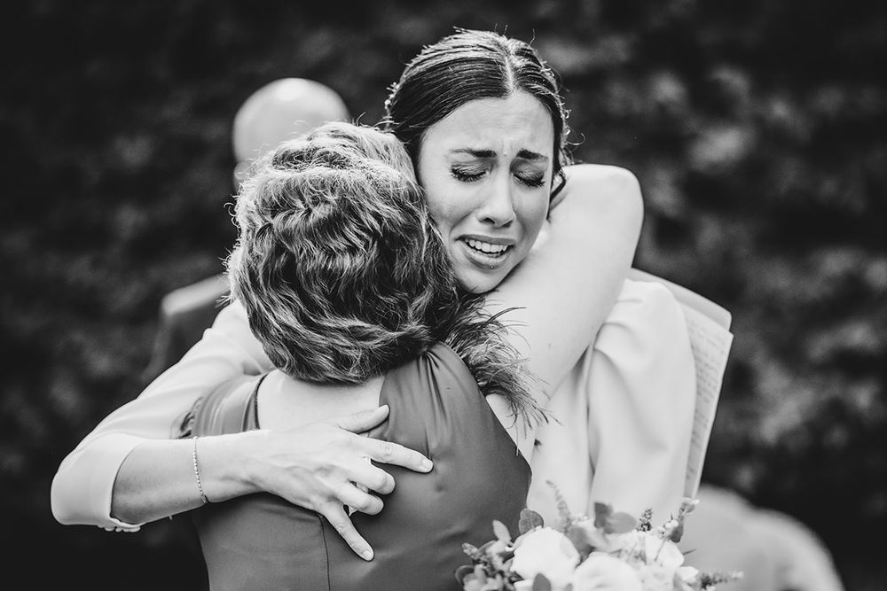Abrazo emocionado entre una novia y su madre durante una boda en Asturias fotografiada por Juan Llavio