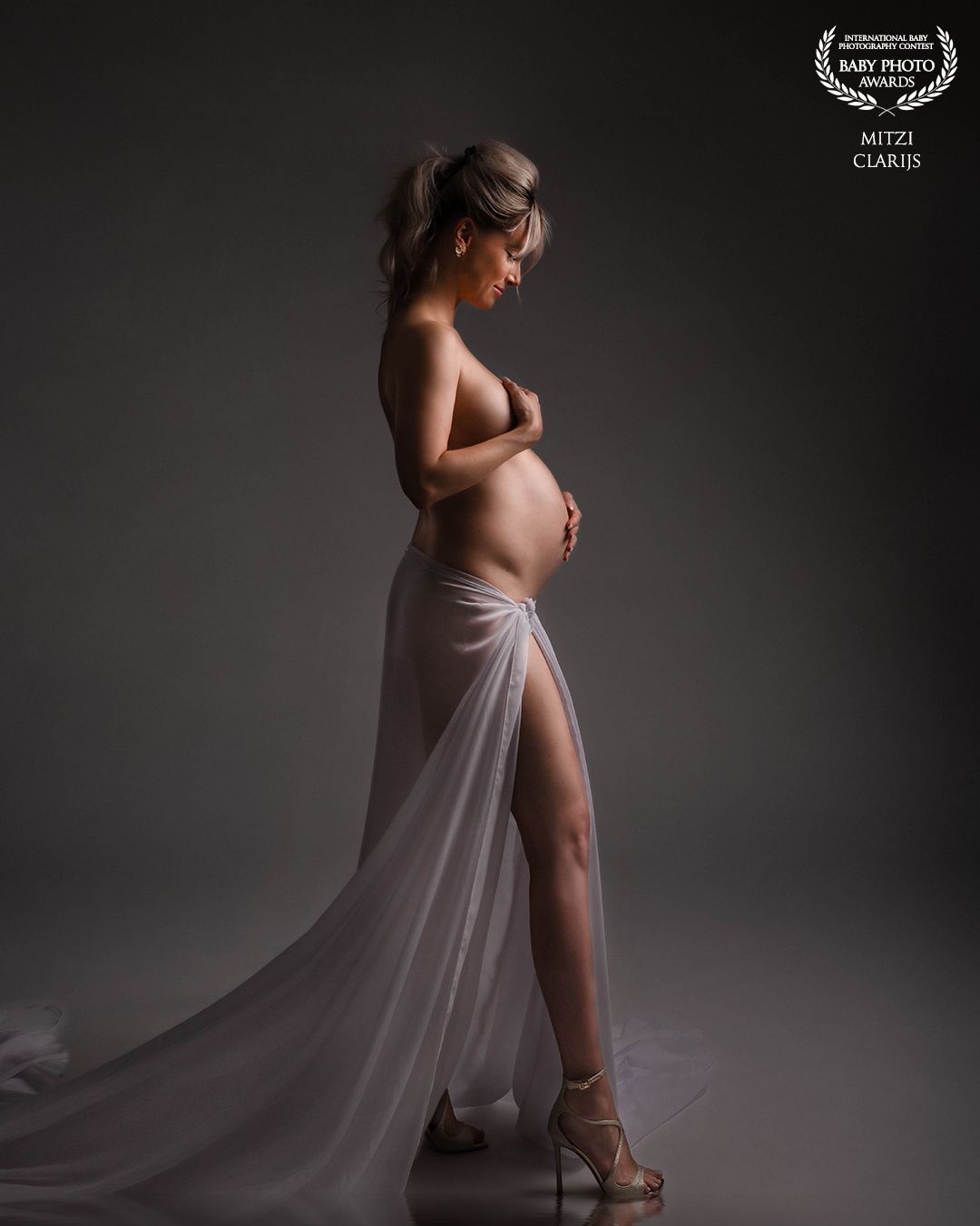 Award winnende foto internationale wedstrijd van zwangere vrouw tijdens zwangerschapsshoot in studio in Goes, Zeeland