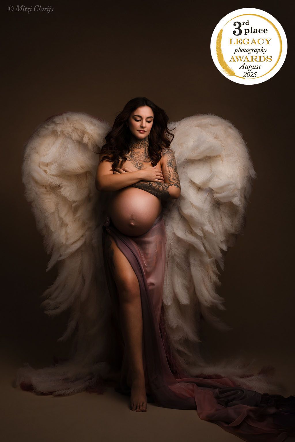 Award winnende foto internationale wedstrijd van zwangere vrouw met engelenvleugels in studio in Goes, Zeeland
