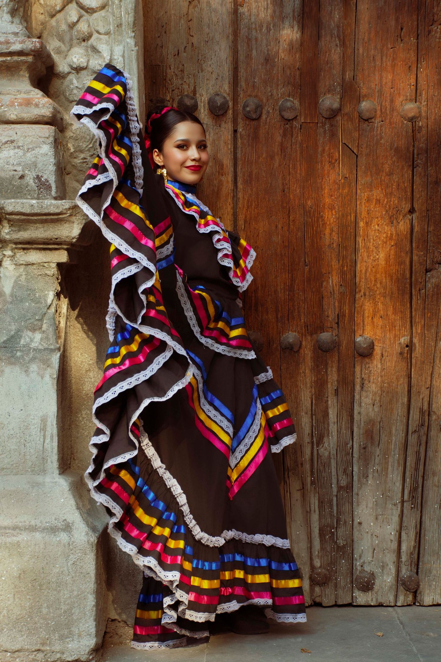 Retrato de autor en locación histórica colonial y sesión de XV años con vestido típico regional en Coyoacán.