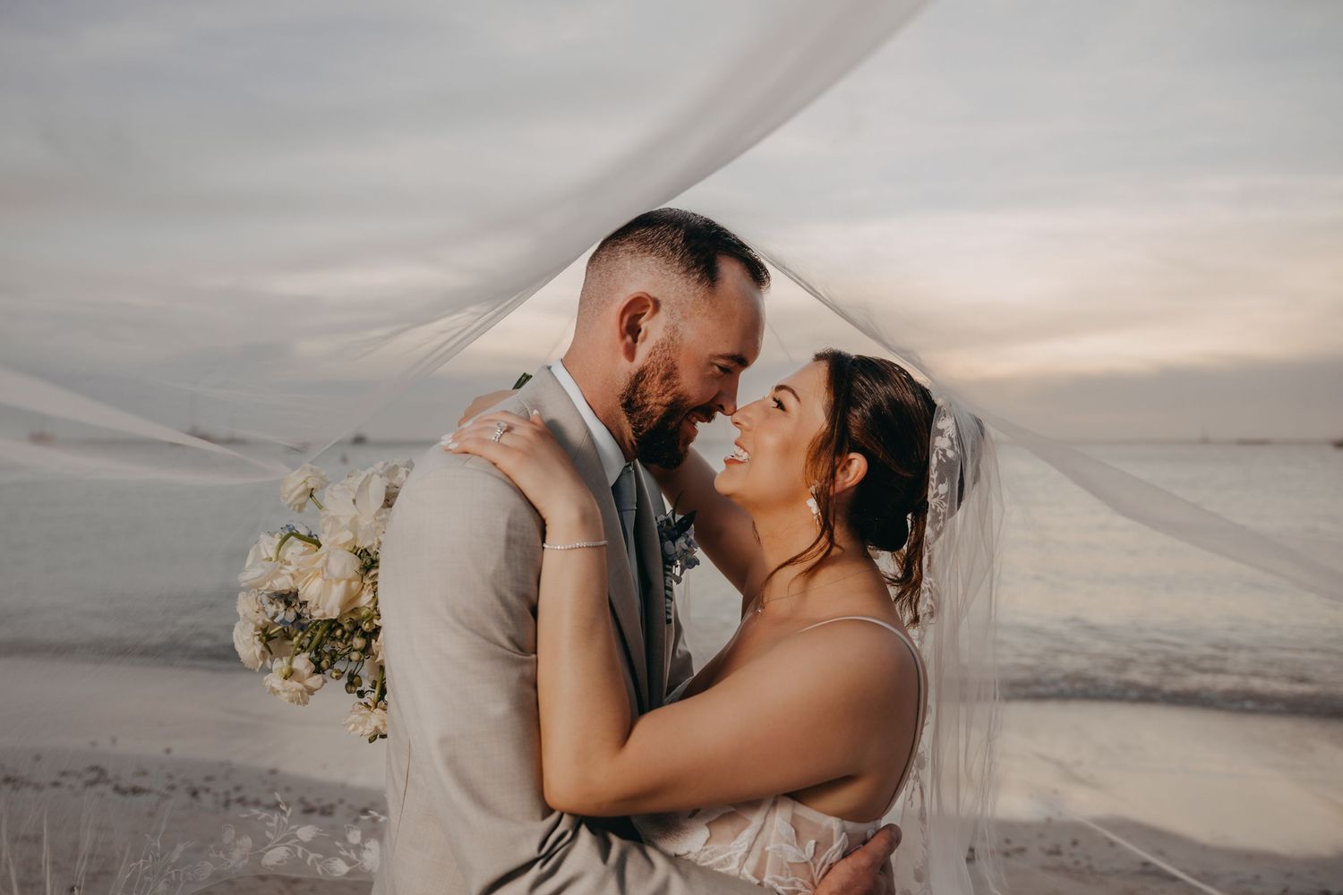 Aruba beach wedding at the holiday in Resort