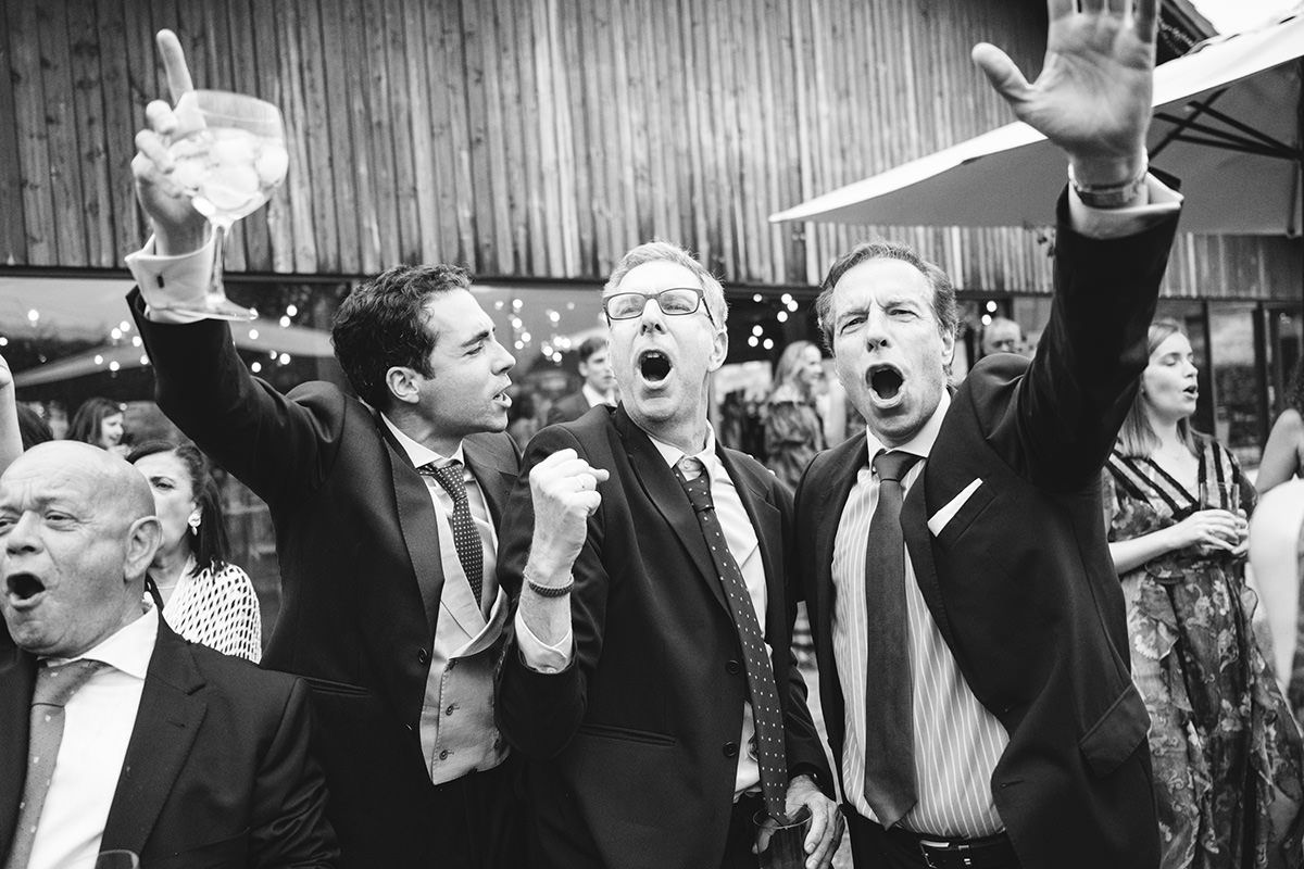 Grupo de invitados cantando y celebrando durante el cóctel de una boda en Asturias
