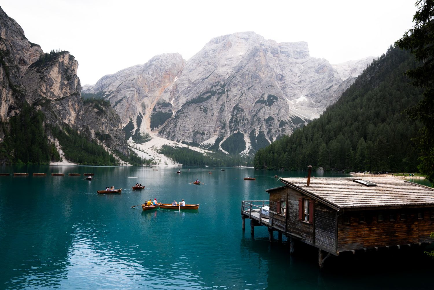 lago di braies avec ses barques en bois sur le lac