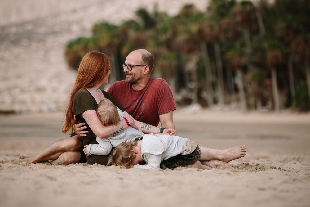Family sitting on Sotavento beach - Professional family photographer in Fuerteventura and Lanzarote photoFuerte