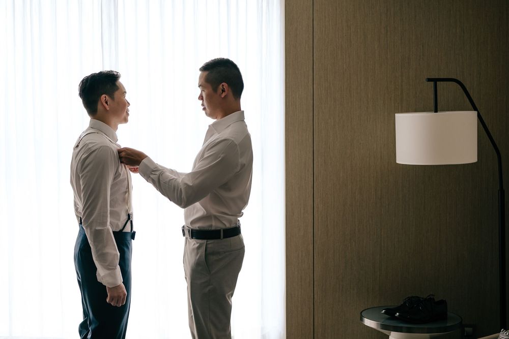 高雄美式戶外婚禮攝影，結合證婚儀式與 DJ Party 的完整婚禮紀錄。這對新人來自加拿大，回到台灣舉辦婚禮，融合西式婚禮的自在氛圍與熟悉的文化情感。從戶外證婚、晚宴進場到夜晚派對，記錄情緒自然流動的每個瞬間，呈現真實、不做作的婚禮樣貌，很適合喜歡美式風格與派對感婚禮的新人參考。