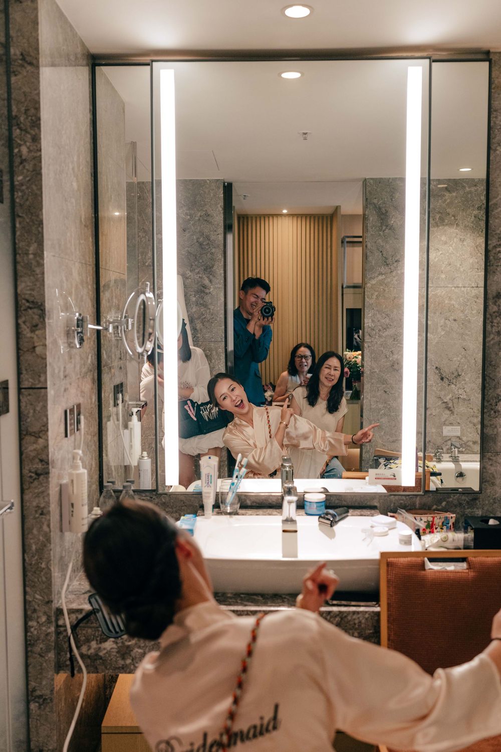 高雄美式戶外婚禮攝影，結合證婚儀式與 DJ Party 的完整婚禮紀錄。這對新人來自加拿大，回到台灣舉辦婚禮，融合西式婚禮的自在氛圍與熟悉的文化情感。從戶外證婚、晚宴進場到夜晚派對，記錄情緒自然流動的每個瞬間，呈現真實、不做作的婚禮樣貌，很適合喜歡美式風格與派對感婚禮的新人參考。