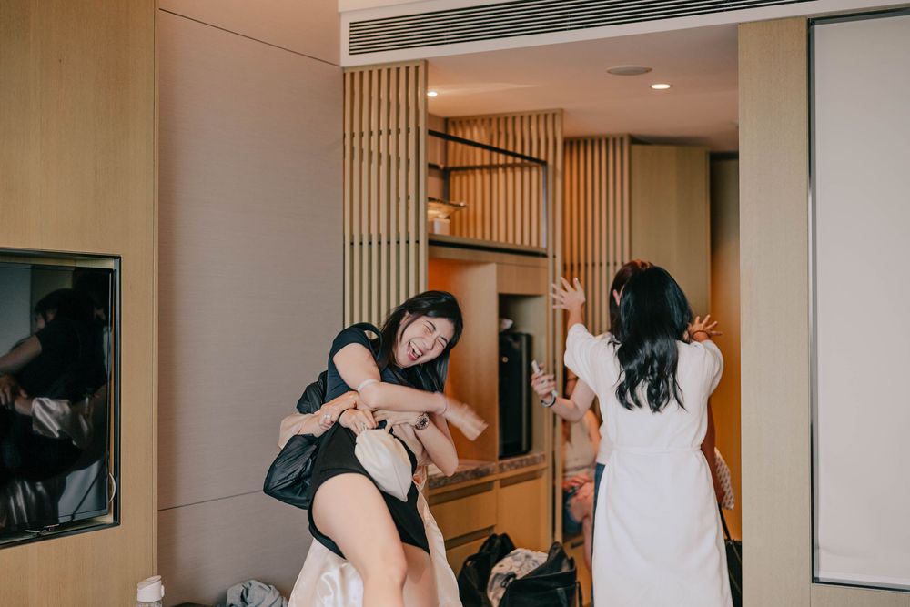 高雄美式戶外婚禮攝影，結合證婚儀式與 DJ Party 的完整婚禮紀錄。這對新人來自加拿大，回到台灣舉辦婚禮，融合西式婚禮的自在氛圍與熟悉的文化情感。從戶外證婚、晚宴進場到夜晚派對，記錄情緒自然流動的每個瞬間，呈現真實、不做作的婚禮樣貌，很適合喜歡美式風格與派對感婚禮的新人參考。