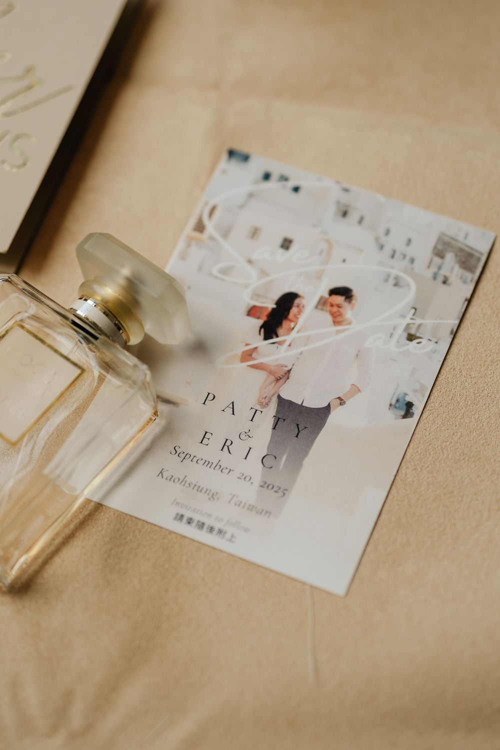 高雄美式戶外婚禮攝影，結合證婚儀式與 DJ Party 的完整婚禮紀錄。這對新人來自加拿大，回到台灣舉辦婚禮，融合西式婚禮的自在氛圍與熟悉的文化情感。從戶外證婚、晚宴進場到夜晚派對，記錄情緒自然流動的每個瞬間，呈現真實、不做作的婚禮樣貌，很適合喜歡美式風格與派對感婚禮的新人參考。