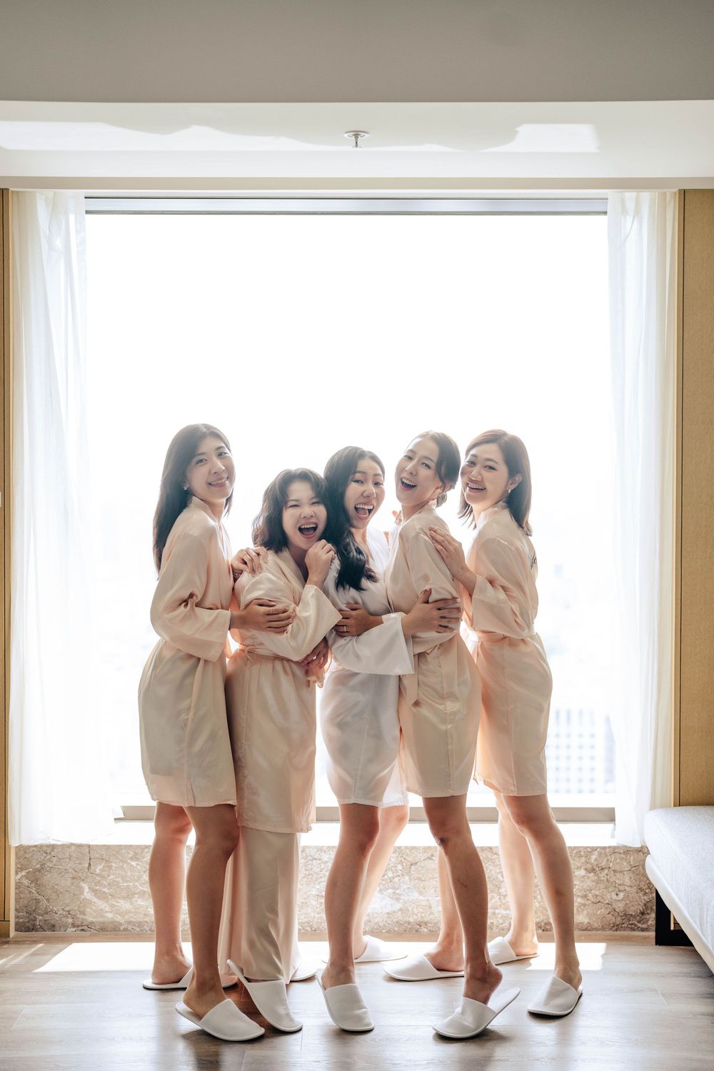 高雄美式戶外婚禮攝影，結合證婚儀式與 DJ Party 的完整婚禮紀錄。這對新人來自加拿大，回到台灣舉辦婚禮，融合西式婚禮的自在氛圍與熟悉的文化情感。從戶外證婚、晚宴進場到夜晚派對，記錄情緒自然流動的每個瞬間，呈現真實、不做作的婚禮樣貌，很適合喜歡美式風格與派對感婚禮的新人參考。