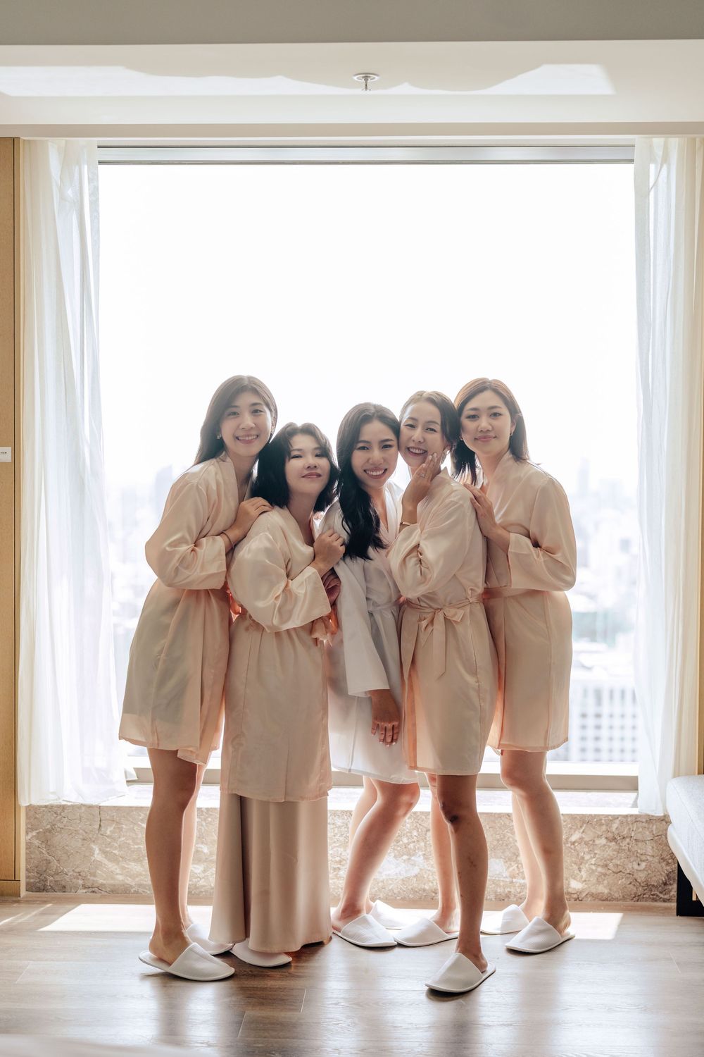 高雄美式戶外婚禮攝影，結合證婚儀式與 DJ Party 的完整婚禮紀錄。這對新人來自加拿大，回到台灣舉辦婚禮，融合西式婚禮的自在氛圍與熟悉的文化情感。從戶外證婚、晚宴進場到夜晚派對，記錄情緒自然流動的每個瞬間，呈現真實、不做作的婚禮樣貌，很適合喜歡美式風格與派對感婚禮的新人參考。