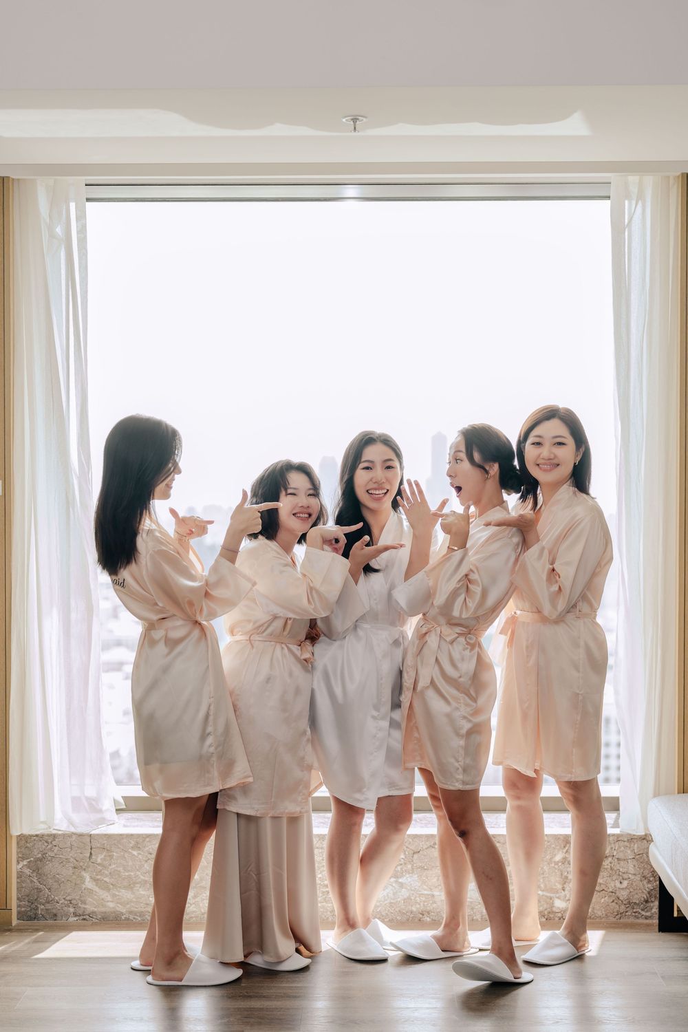 高雄美式戶外婚禮攝影，結合證婚儀式與 DJ Party 的完整婚禮紀錄。這對新人來自加拿大，回到台灣舉辦婚禮，融合西式婚禮的自在氛圍與熟悉的文化情感。從戶外證婚、晚宴進場到夜晚派對，記錄情緒自然流動的每個瞬間，呈現真實、不做作的婚禮樣貌，很適合喜歡美式風格與派對感婚禮的新人參考。