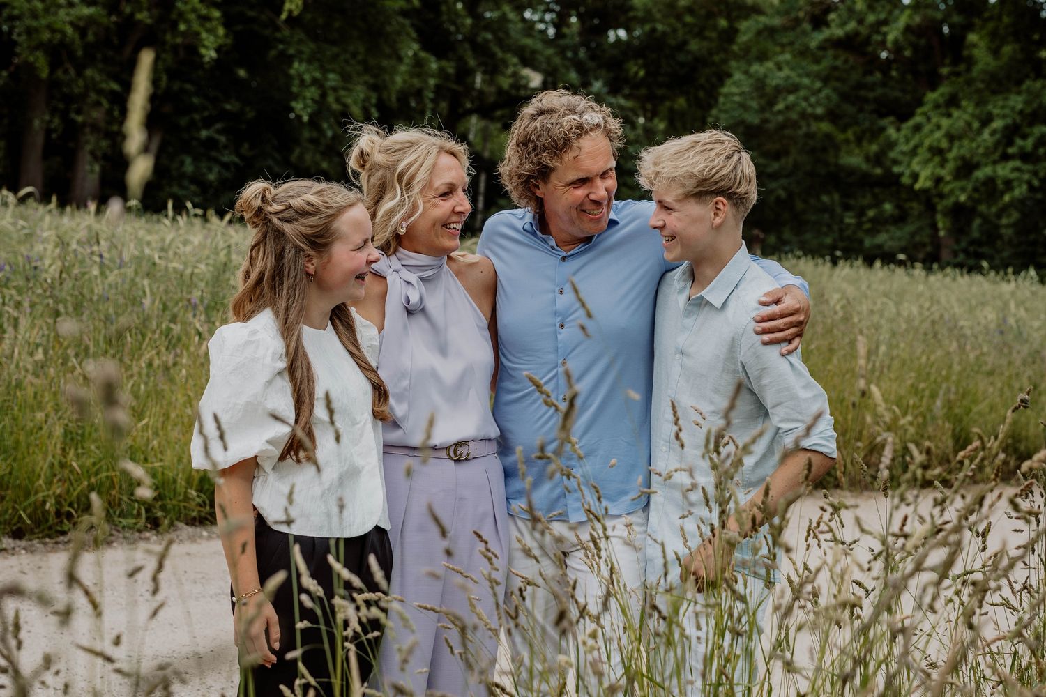 Gezinsfotograaf en familiefotograaf in Zwolle, Overijssel en Friesland. spontane fotografie met echte emoties in de natuur