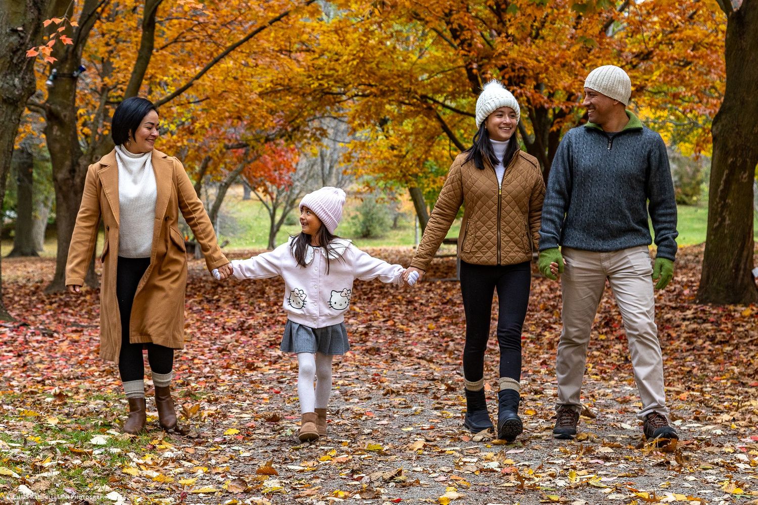 Gorgeous Fall Family Photo photographed by Chris Randell, Linx Photography of Barrie Ontario
