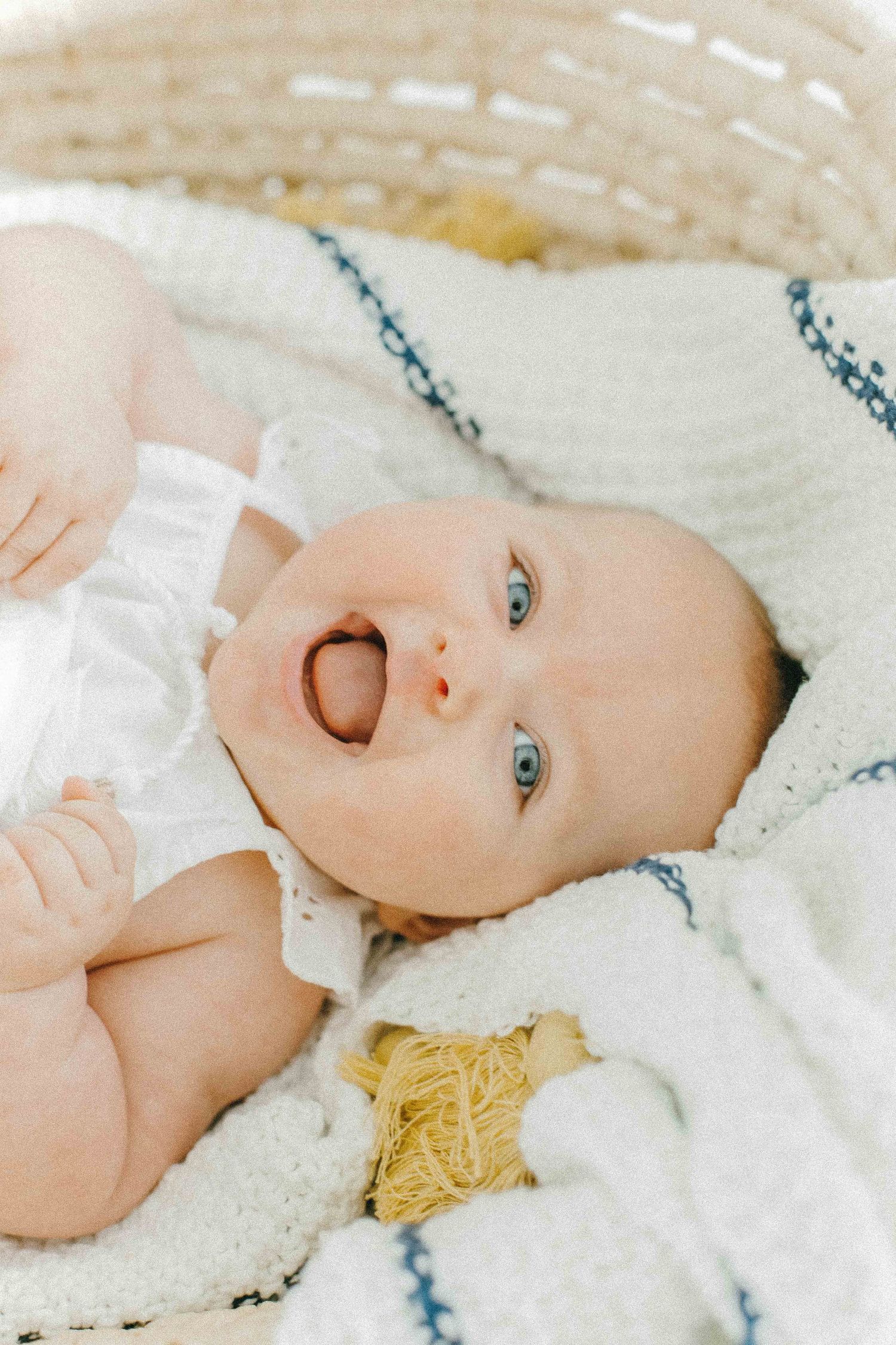 Portugal baby sessions — momentos doces, risadinhas e amor familiar com luz natural.