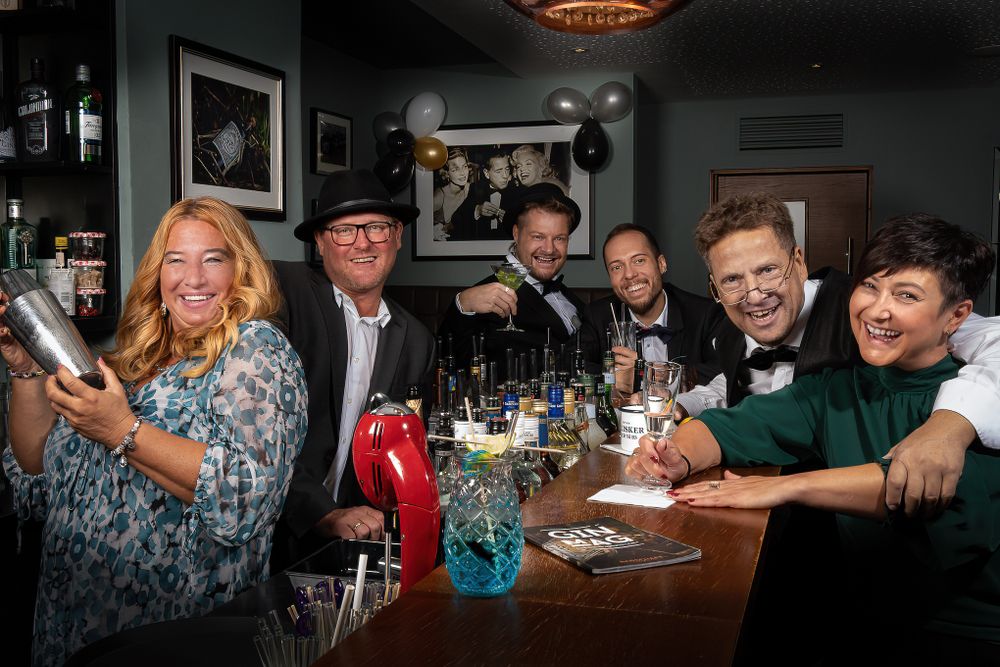 Businessfotografie, Business Projects. Friends gather around a table with drinks for a celebratory toast.
