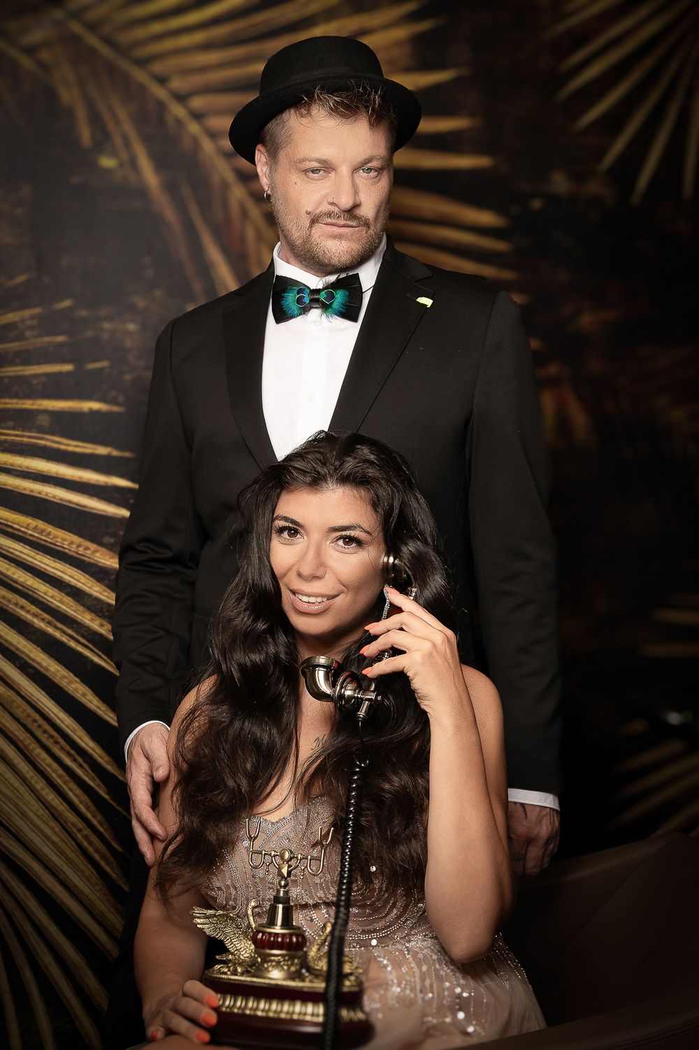 Businessfotografie, Business Project. Formal portrait against tropical palm backdrop with vintage glamour styling.