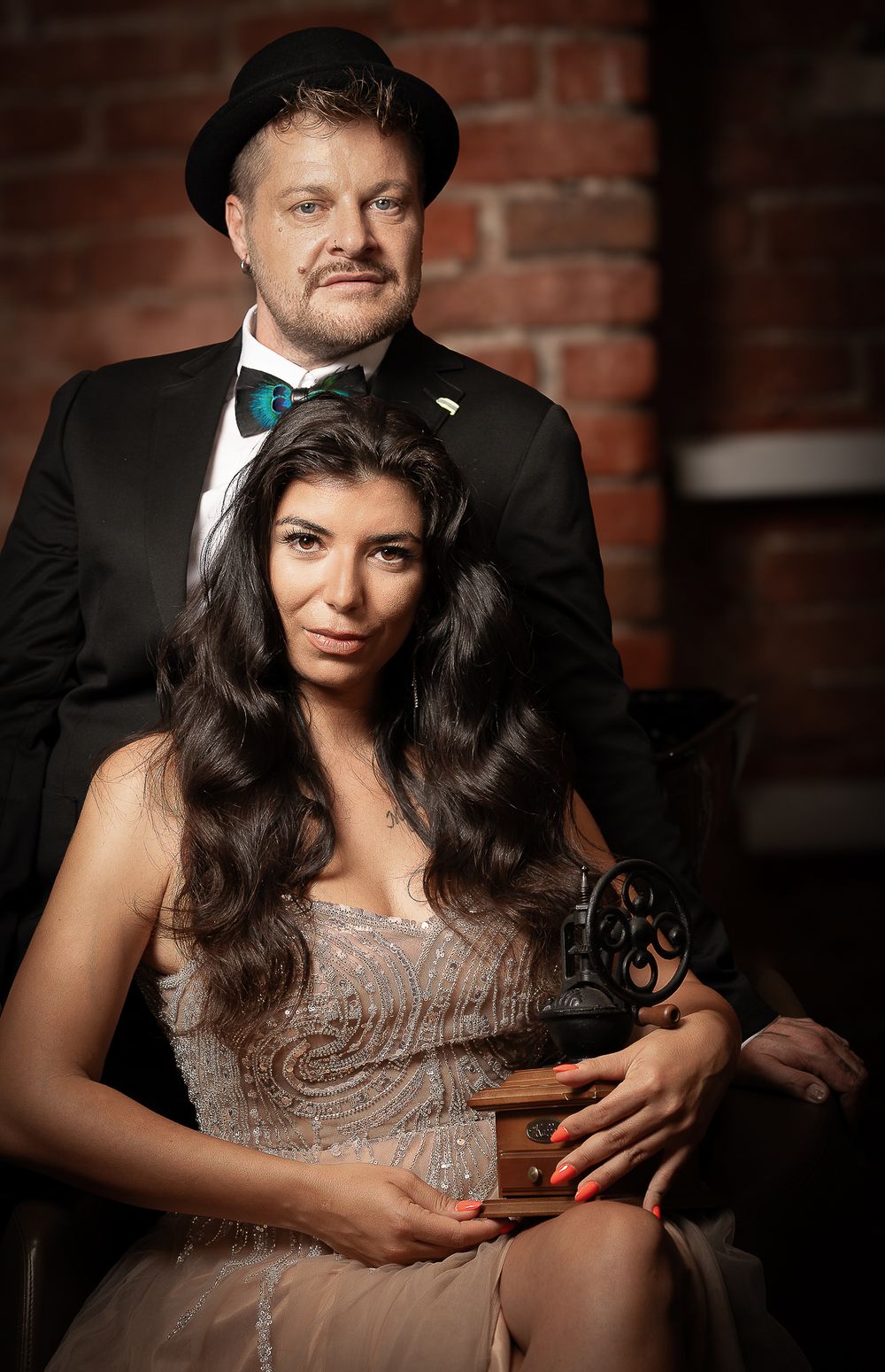 Businessfotografie, Business Projects. Vintage glamour portrait against brick wall with classic styling.