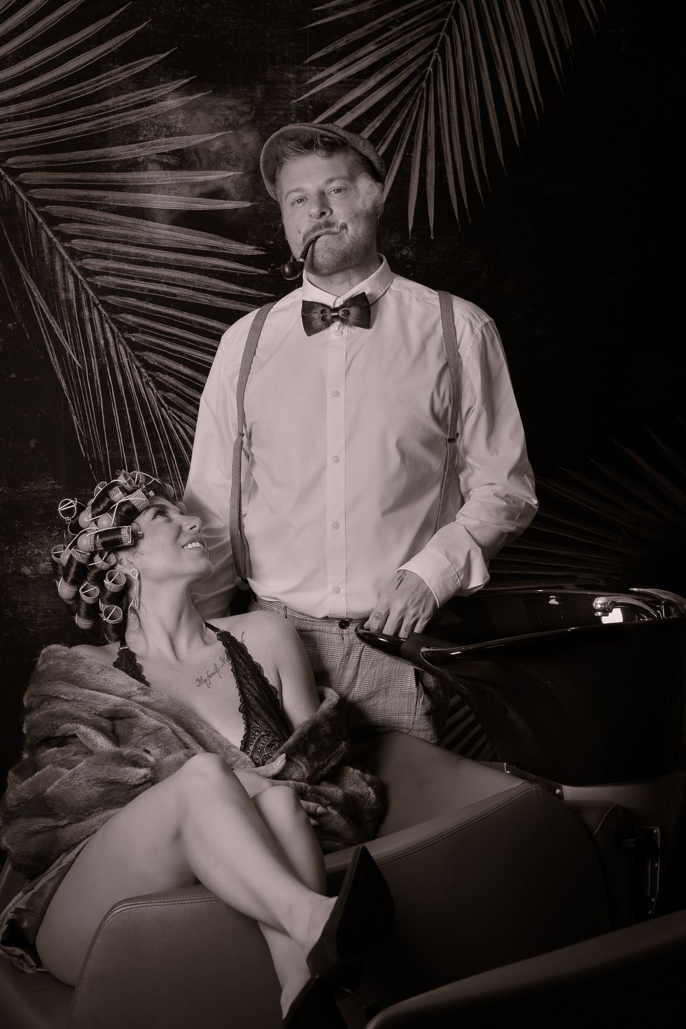Businessfotografie, Business Projects. Black and white vintage-styled portrait with dramatic lighting and palm fronds.