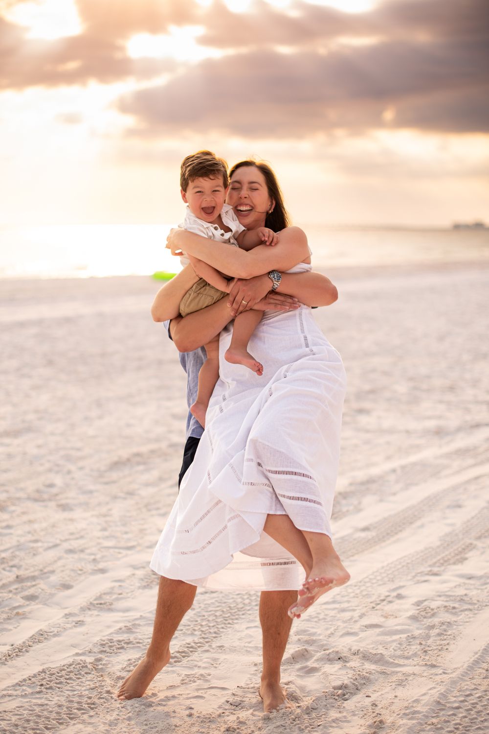 beach photos near me. couples best photographer. Family photographer near me. sunset time photographer. best prices.
