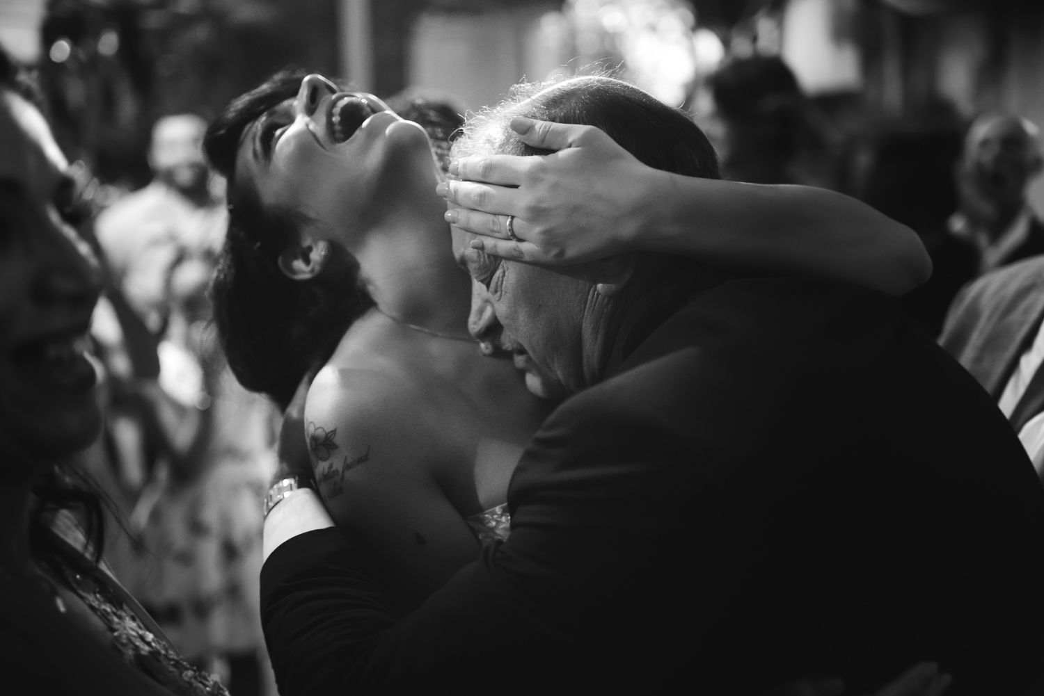 La sposa abbraccia suo papà al matrimonio a Alassio. Fotografo di matrimonio in Liguria, provincia di Savona.