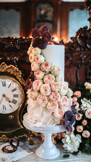 Bruidstaarten unieke wedding cake ontwerpen
luxe trouwtaarten met bloemen
bruidstaart met verse bloemen en gouden details
moderne trouwtaart