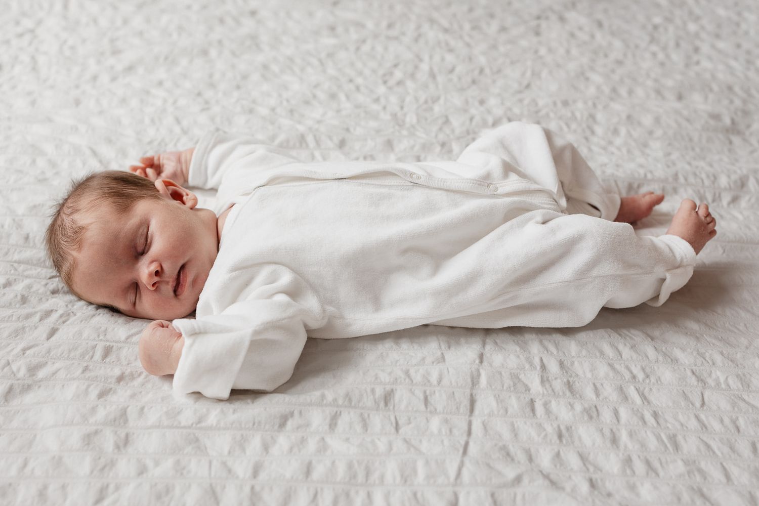photo d'un bebe de quelques jours prise par une photographe de naissance a domicile a Lille