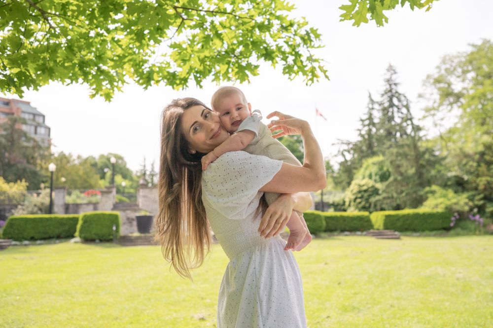 Spring Family Outdoor Park Photoshoot – A family enjoying a sunny day on a blanket in the park, capturing memories in a natural setting.
