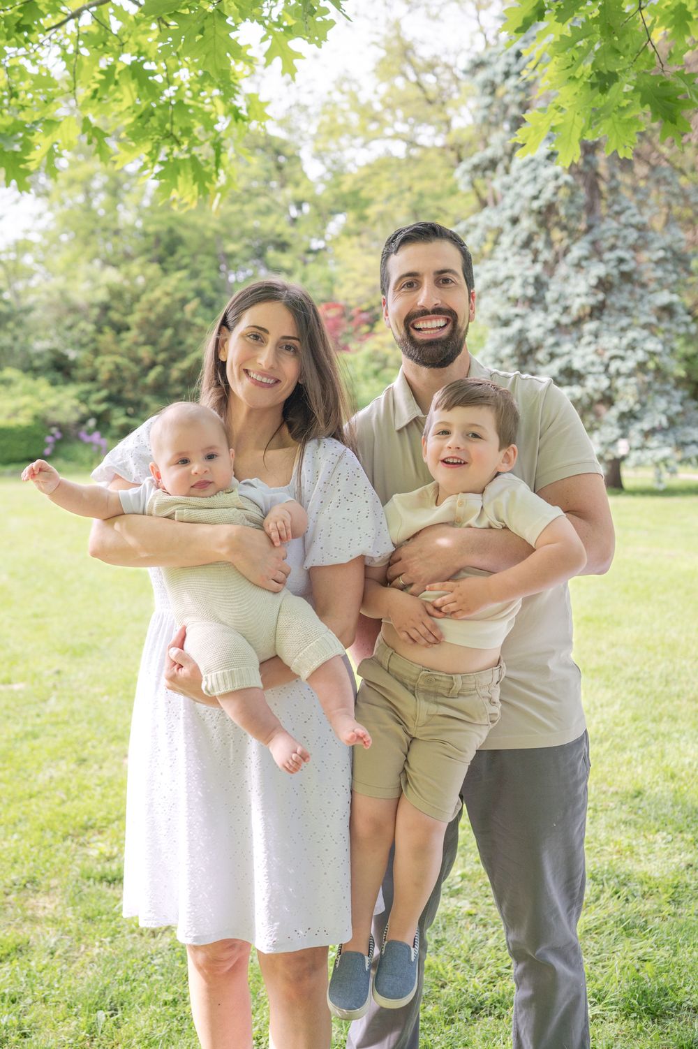 Spring Family Outdoor Park Photoshoot – A family enjoying a sunny day on a blanket in the park, capturing memories in a natural setting.