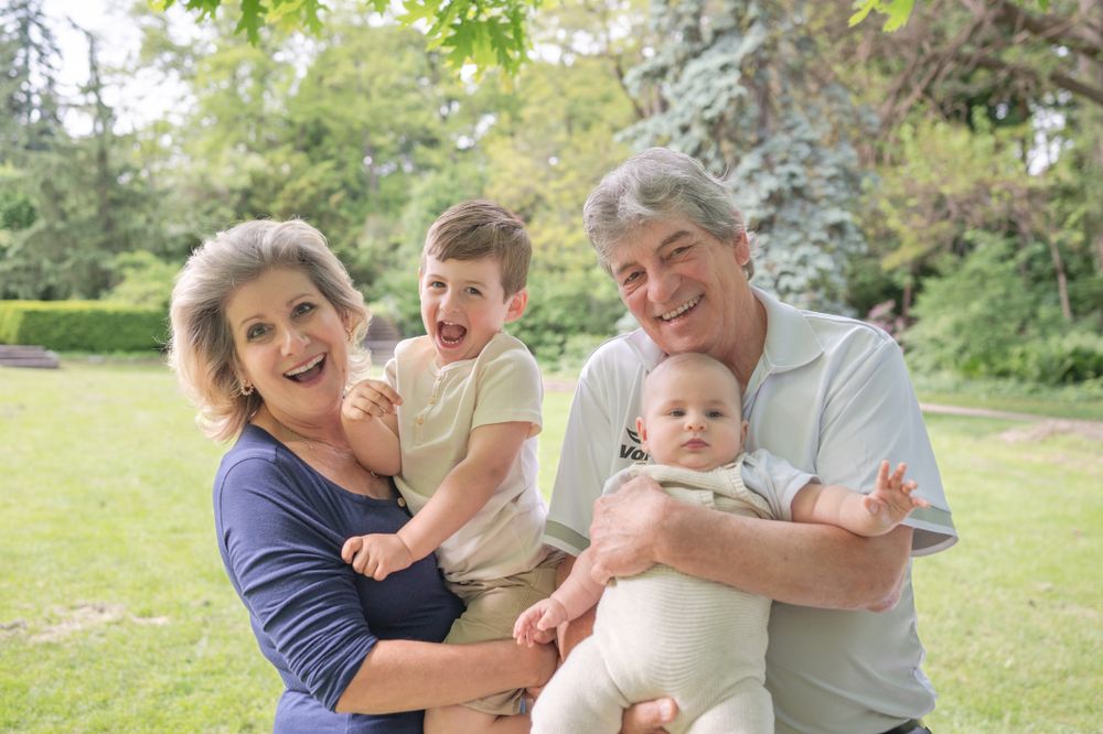 Spring Family Outdoor Park Photoshoot – A family enjoying a sunny day on a blanket in the park, capturing memories in a natural setting.