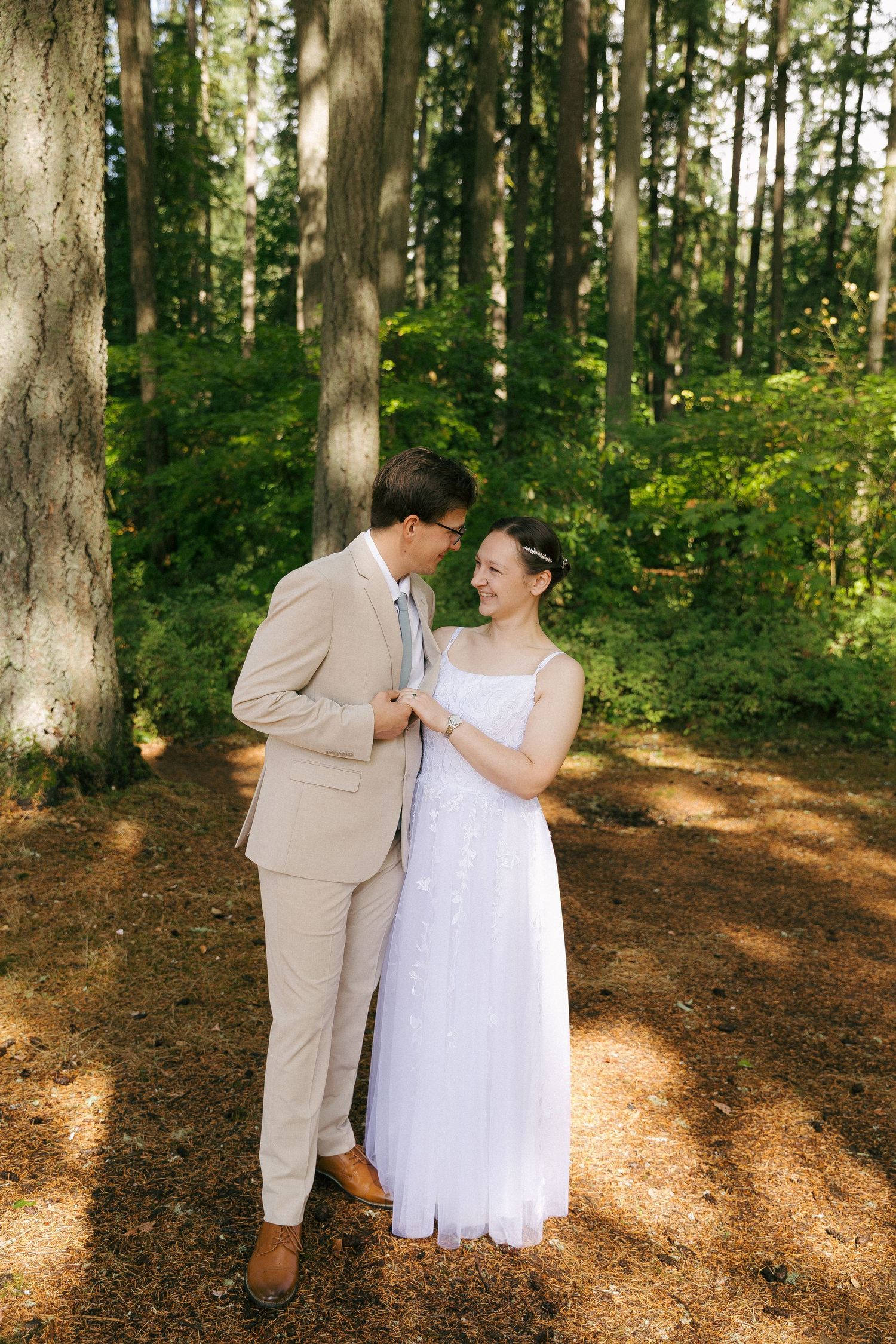 PNW Wedding Photographer. Digital and 35mm film photography. Documentary style photography. Oregon and Washington Weddings. Mt. Hood Wedding