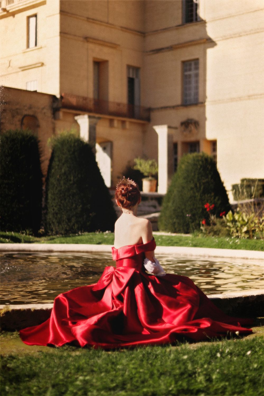 Séance photo par Chaemi Studio, photographe portrait à Montpellier. Shooting créatif de princesse et guerrière autour d'un château.