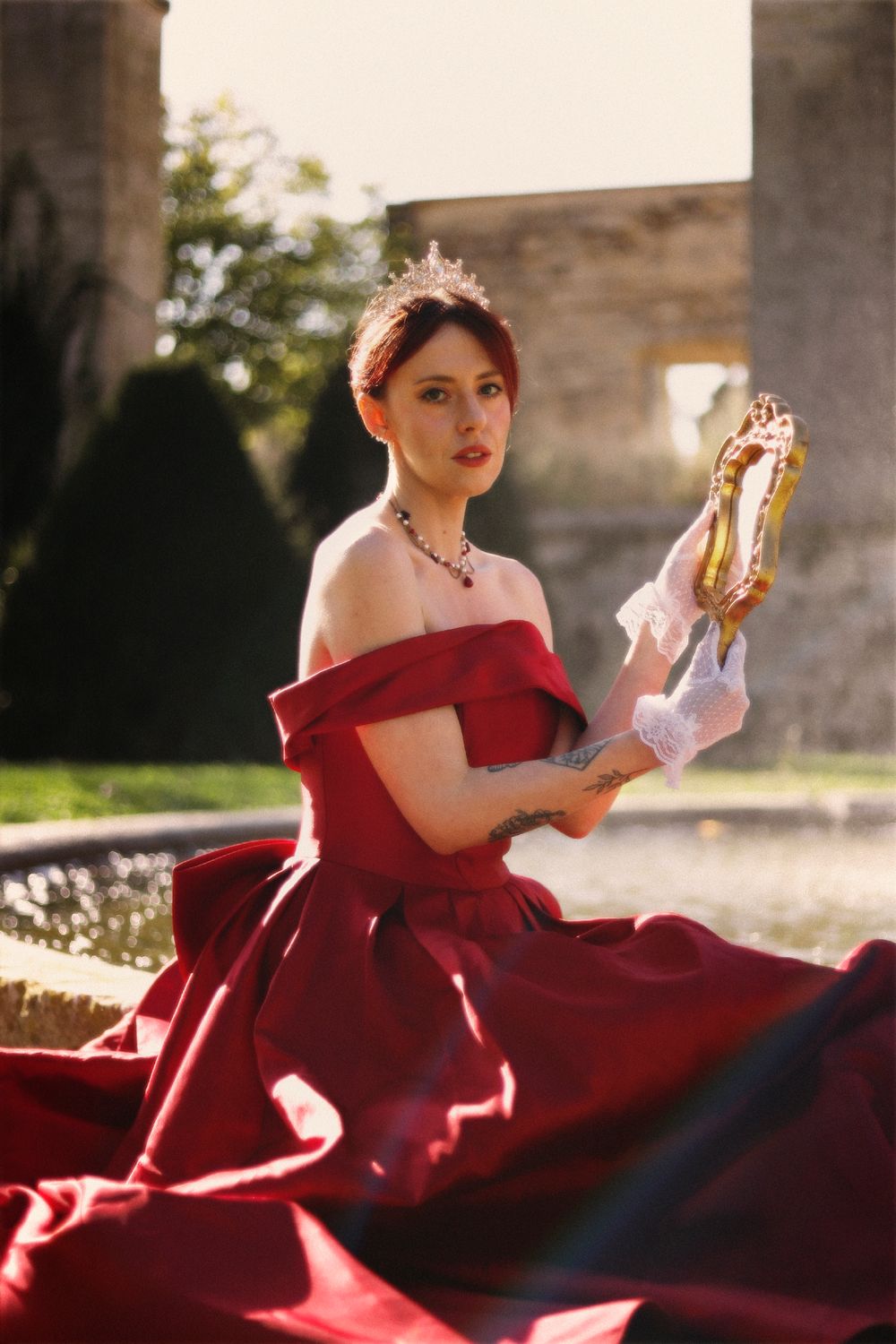 Séance photo par Chaemi Studio, photographe portrait à Montpellier. Shooting créatif de princesse et guerrière autour d'un château.