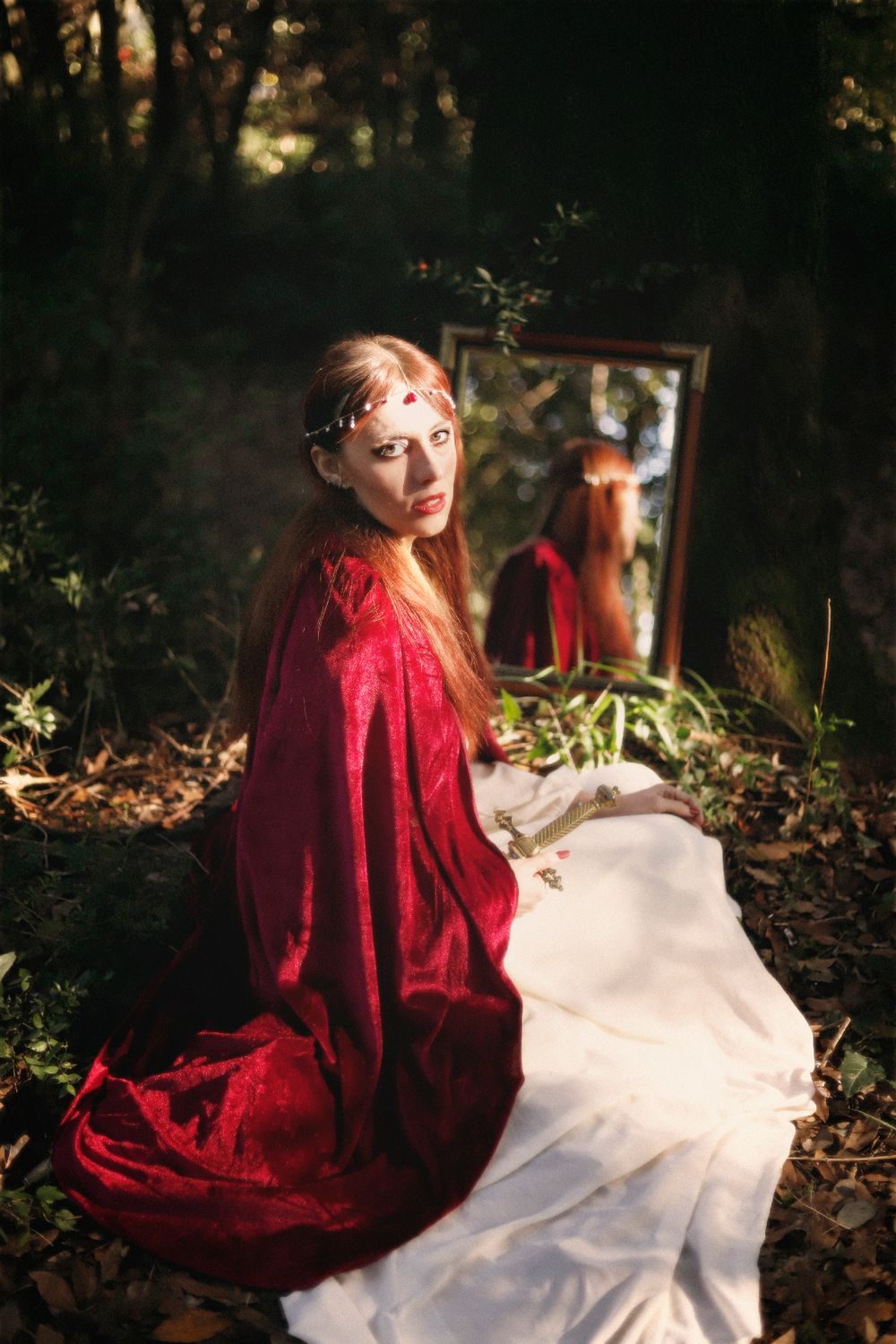 Séance photo par Chaemi Studio, photographe portrait à Montpellier. Shooting créatif de princesse et guerrière autour d'un château.